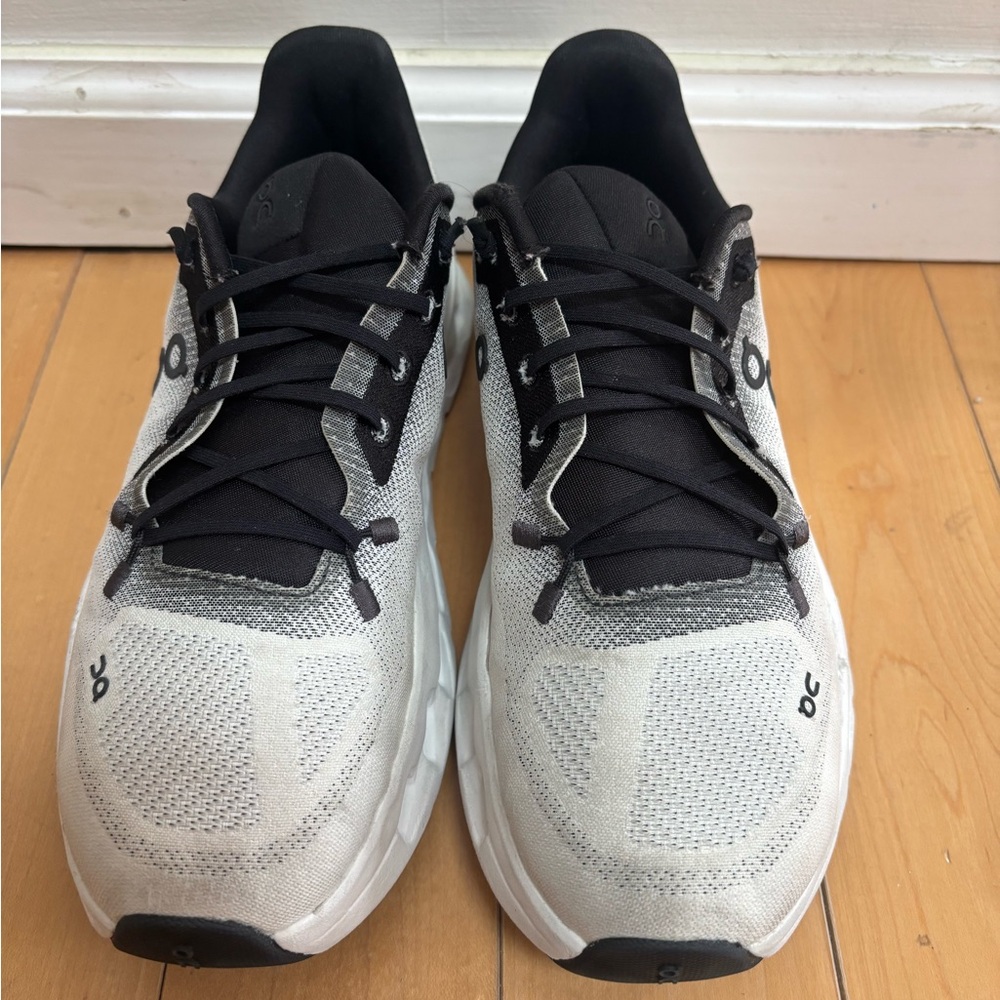 On Cloud Sneakers in White and Black W 7.5